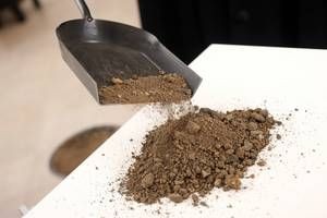 Kiste med jordpåkastelse