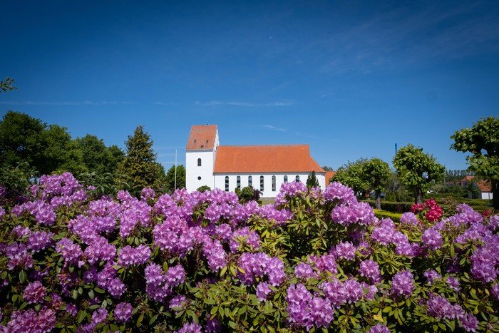 Ansgarkirken set udefra. Billedet er taget nede fra kirkegården.